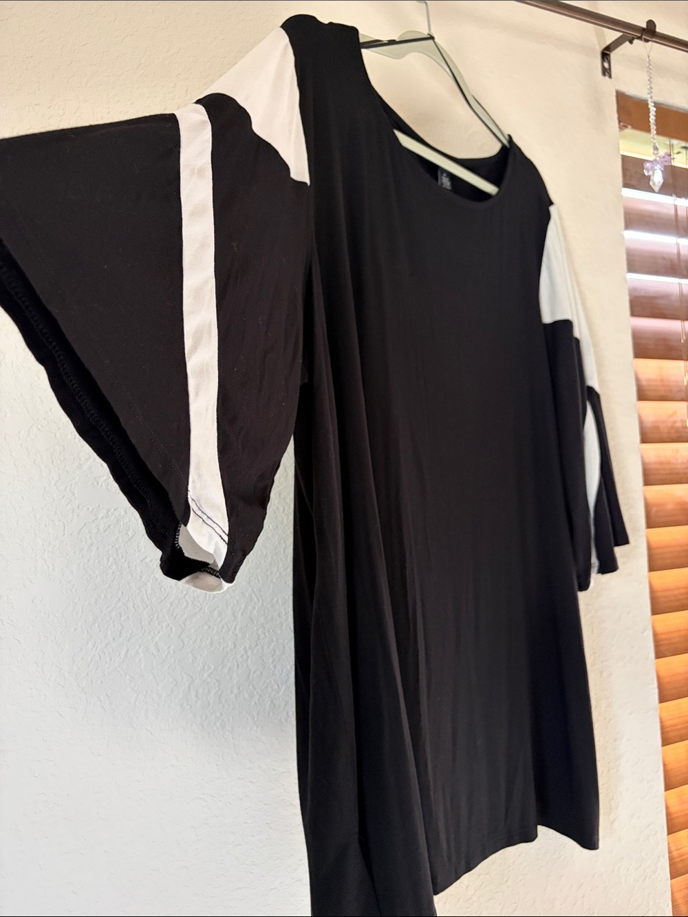 NWT Cable & Gauge Black Colorblock Statement Sleeve Top 2X - Picture 3 of 8